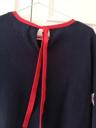 Jersey azul con estrellas rojas y blancas