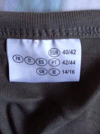 Conjunto chaqueta y top verde oliva.