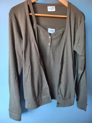 Conjunto chaqueta y top verde oliva.