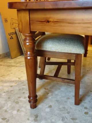 Mesa de comedor y 6 sillas de madera