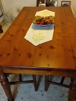 Mesa de comedor y 6 sillas de madera