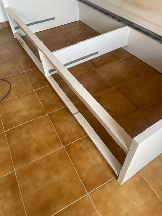 REGALO Cama blanca con cajones a reparar