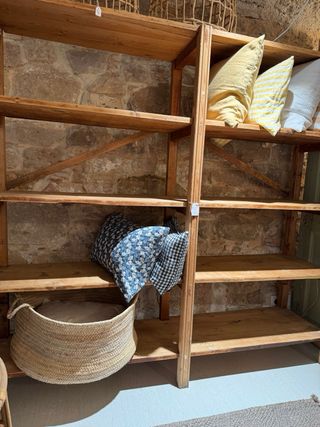 Estantería de madera antigua