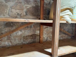 Estantería de madera antigua
