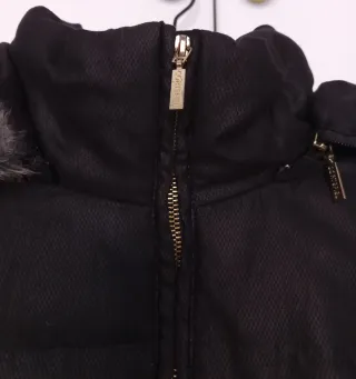 Chaquetón acolchado negro con capucha