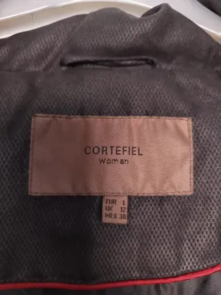 Chaquetón acolchado negro con capucha