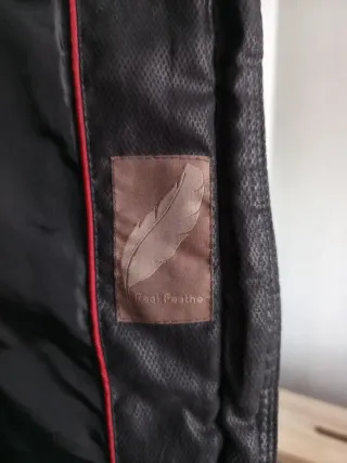 Chaquetón acolchado negro con capucha