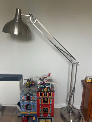 Lámpara de pie plateada