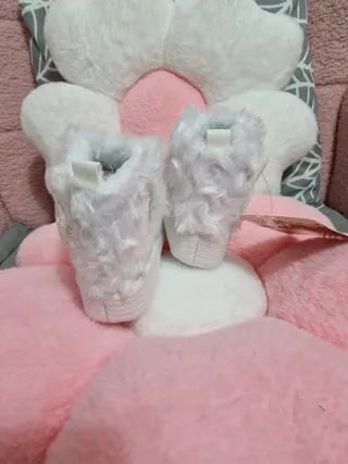 Zapatos de bebé blancos con lazo ,11 cm .