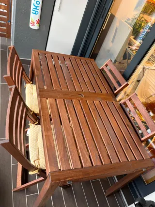 Mesa extensible de madera para exterior