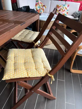 Mesa extensible de madera para exterior