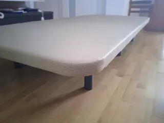 Somier tapizado beige y negro