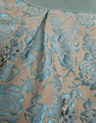 Falda beige y azul con flores