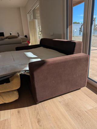 Sofá cama amarillo y marrón