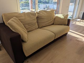 Sofá cama amarillo y marrón