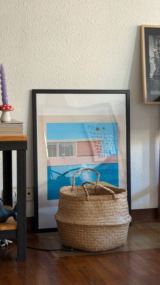 Cesta de mimbre y cuadro decorativo