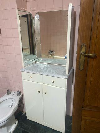 Mueble de baño con espejo y mármol