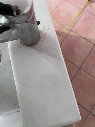 Mueble de baño con lavabo y encimera