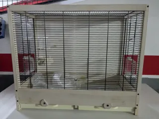 Jaula para pájaros beige y negra