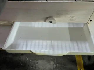 Jaula para pájaros beige y negra