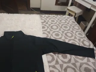 Sudadera negra con cremallera y bolsillos