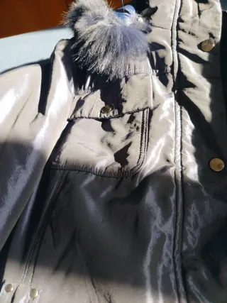 Giubbotto blu con cappuccio e pelliccia