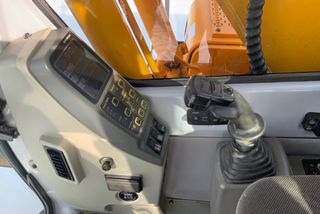 Excavadora Hyundai 110D 7 con herramientas