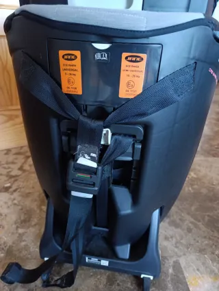 Sillita de coche Jané con Isofix.