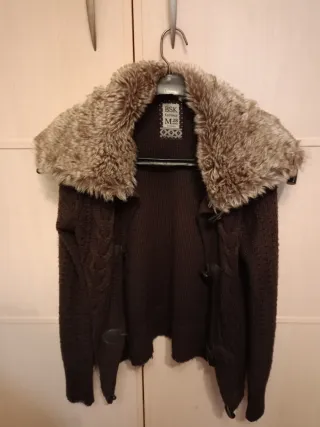 Chaqueta marrón con cuello de pelo