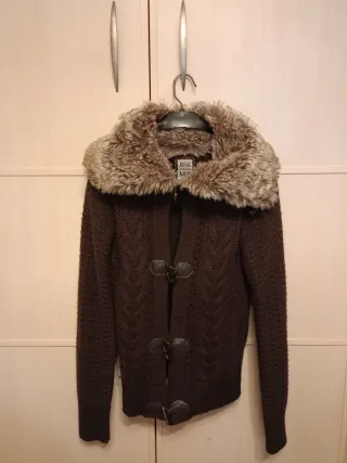 Chaqueta marrón con cuello de pelo