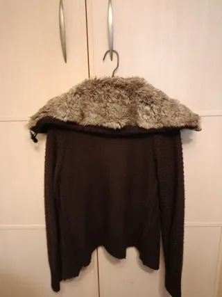 Chaqueta marrón con cuello de pelo