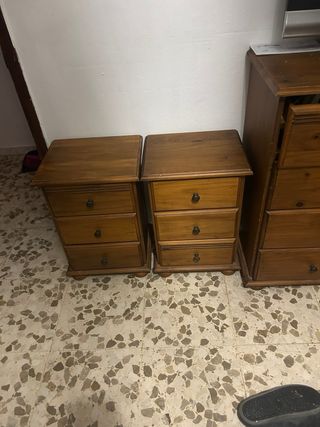 Mesitas de noche de madera maciza