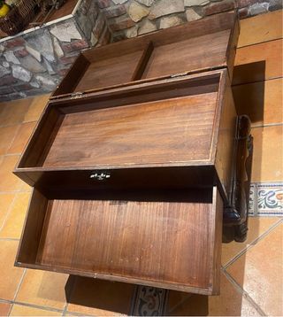 Arcón de madera con detalles metálicos