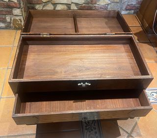 Arcón de madera con detalles metálicos