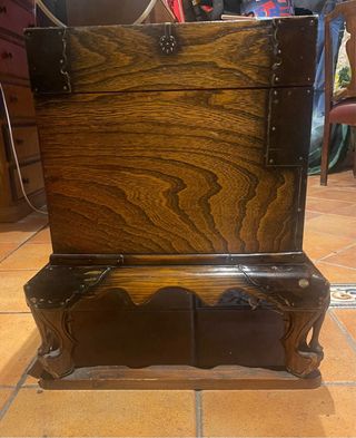 Arcón de madera con detalles metálicos