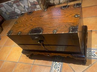 Arcón de madera con detalles metálicos