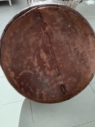 Puff de cuero con diseño azteca