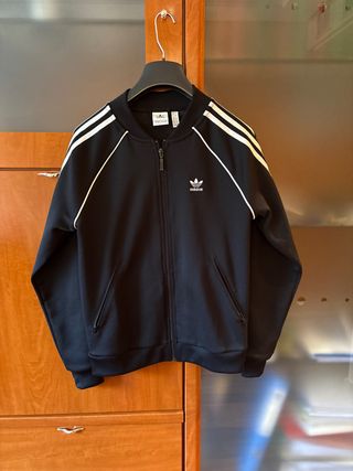 Chaqueta deportiva Adidas negra