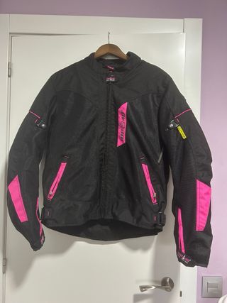Chaqueta de moto negra y rosa