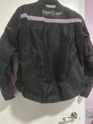 Chaqueta de moto negra y rosa