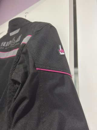 Chaqueta de moto negra y rosa