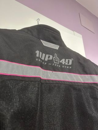 Chaqueta de moto negra y rosa