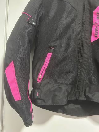 Chaqueta de moto negra y rosa