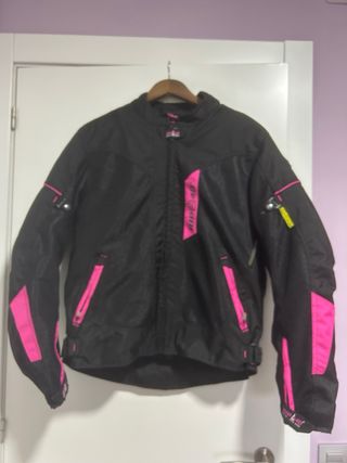 Chaqueta de moto negra y rosa