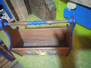 Revistero de madera pintado a mano