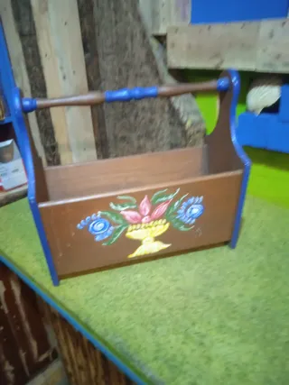 Revistero de madera pintado a mano