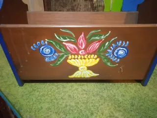 Revistero de madera pintado a mano