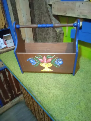 Revistero de madera pintado a mano