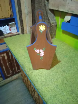 Revistero de madera pintado a mano