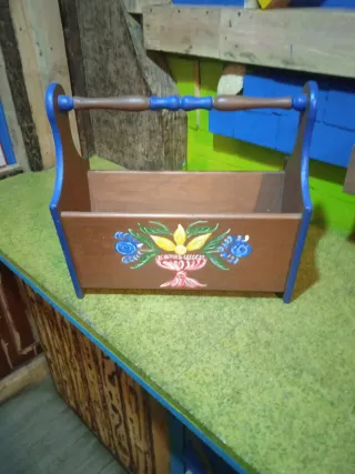 Revistero de madera pintado a mano
